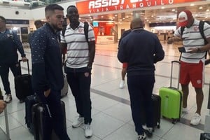 ELLITORAL_244265 |  Gentileza Unión Franco Troyansky y Yeimar Gómez Andrade en Ezeiza, antes de la partida a Guayaquil.