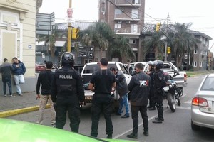 ELLITORAL_397328 |  El Litoral El momento en que se concreta una de las detenciones, en un procedimiento realizado en Belgrano y Suipacha.