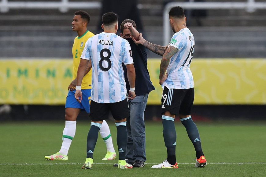 ELLITORAL_401902 |  Reuters Soccer Football - World Cup - South American Qualifiers - Brazil v Argentina - Arena Corinthians, Sao Paulo, Brazil - September 5, 2021 Argentina's Nicolas Otamendi and Marcos Acuna during an interruption in play REUTERS/Amanda Perobelli