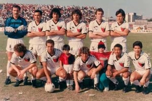 ELLITORAL_294223 |  Archivo El Litoral El equipo de su debut, el 7 de octubre del 89. De pie: Wirzt, Sánchez, Azoge, Godano, Siviero. Agachados: Javier López, Verón, Verdirame, Custodio Mendes y Torino. Fue frente a Lanús en el Brigadier López.