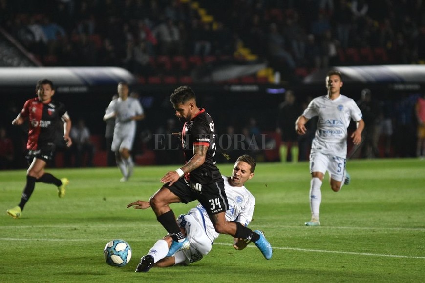 ELLITORAL_268115 |  Pablo Aguirre ¿El candidato? Gabriel Esparza tiene chances de ser titular en el encuentro del martes en el Monumental. Lavallén quiere poner el equipo que irá a La Nueva Olla, pero sin el Pulga.
