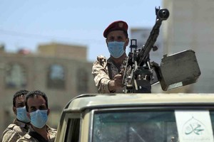 ELLITORAL_309130 |  Imagen ilustrativa A Yemeni soldier loyal to the Huthi rebels mans a machine gun turret in the back of a pickup truck during a patrol in the capital Sanaa on March 23, 2020. (Photo by MOHAMMED HUWAIS / AFP)