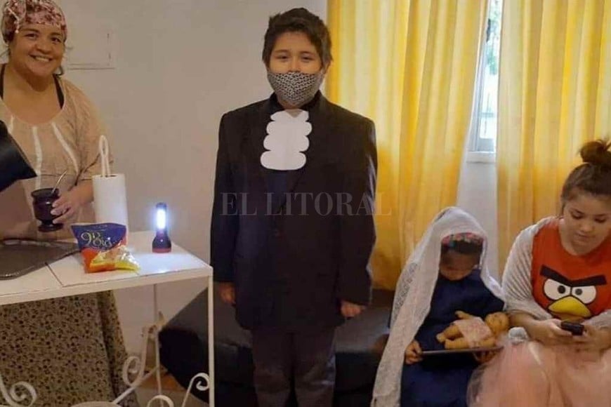 ELLITORAL_311658 |  Gentileza Escuela Nº 140 Creatividad. En la escuela 140 se propusieron juegos, como el de construir con las cosas que se pueden encontrar en una casa. O clases didácticas, en las que no faltaron las canciones y las adivinanzas, ni disfraces, ni sombreros; hubo concursos de poesías y trabalenguas.