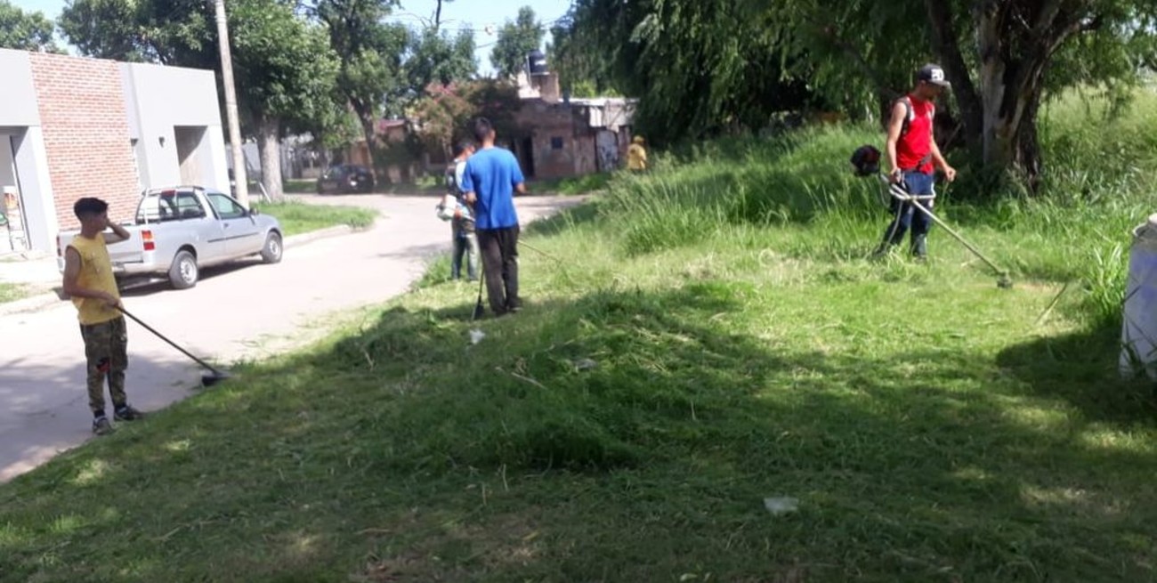 Tras el reclamo de los vecinos, cortaron pastizales en barrio Fomento 9 de Julio 