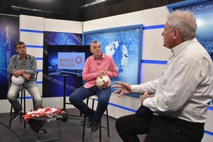 Manuel Fabatía Con la fuerza de El Litoral. Nery Alberto Pumpido, campeón del mundo con Argentina en México ´86, con los comentaristas del Diario El Litoral: Enrique Cruz (h), jefe de Deportes; Darío Pignata.