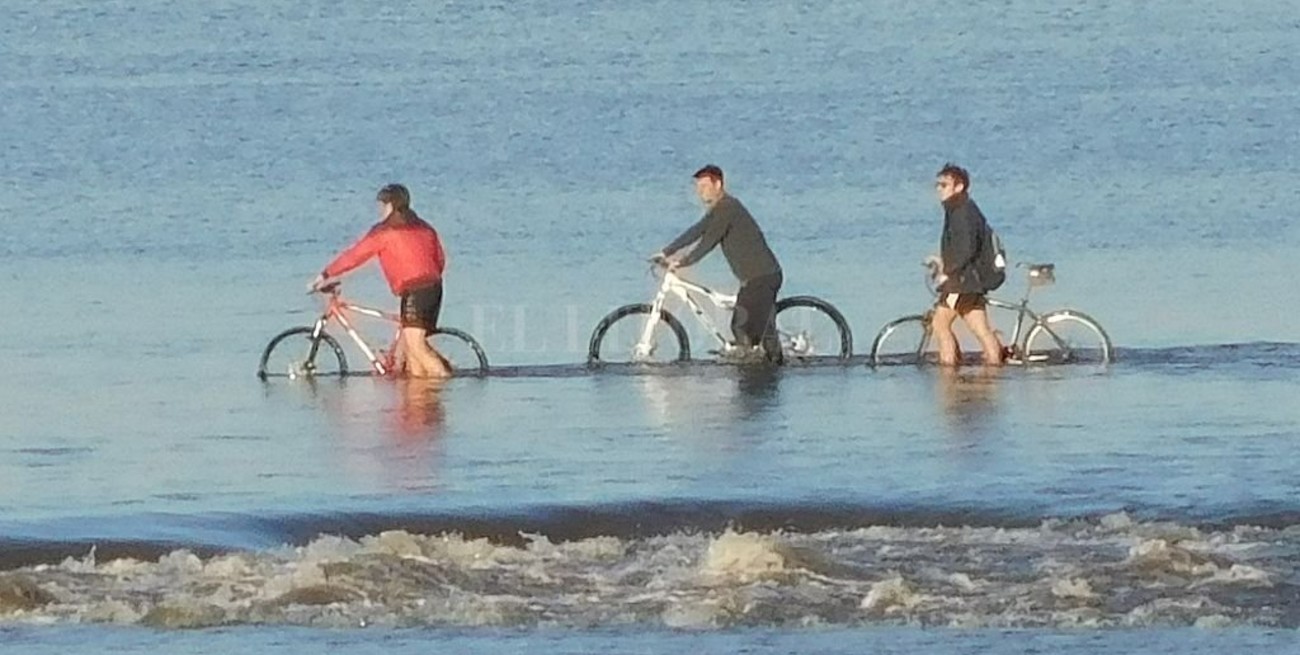 A pesar de las recomendaciones, tres ciclistas circularon sobre el lecho de la Laguna Setúbal