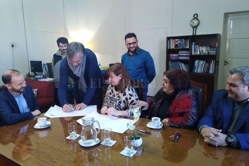 ELLITORAL_220727 |  Gentileza Los ministros Farías, Uboldi y González en la firma del convenio para desarrollar la iniciativa.