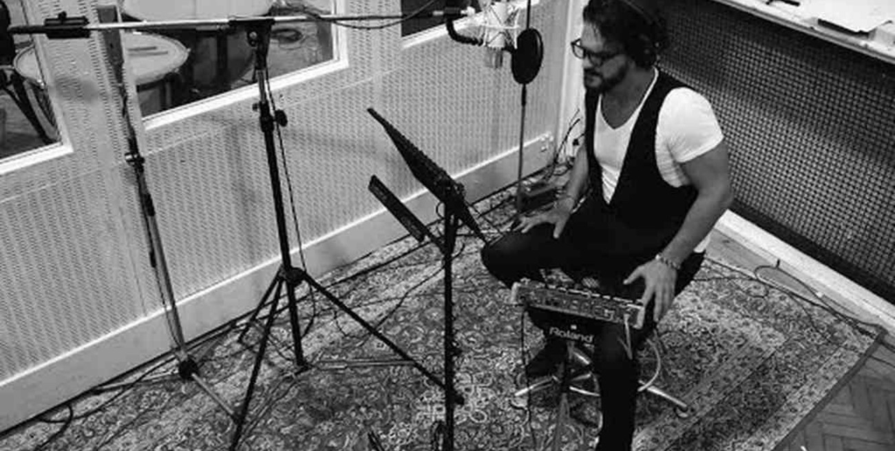 Ricardo Arjona anunció el lanzamiento de "Negro", su nuevo disco