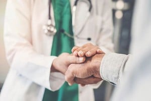 Captura de pantalla La Medicina Integrativa considera a la persona en su totalidad (cuerpo, mente, espíritu y sociedad) e incluye todos los aspectos del estilo de vida de la persona que llega a la consulta.