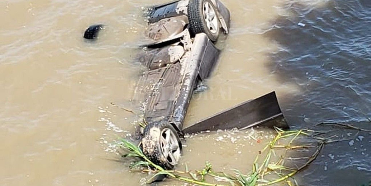 Murió un hombre que se tiró con su auto al río Coronda