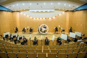 Chen Damari La disposición de todos los violinistas que o bien se dan la espalda o bien les separa una pantalla blanca. En el fondo, Fridman y su compañero controlan la llegada de sonido a los auriculares de los participantes