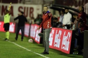 ELLITORAL_358771 |  Gustavo Ortiz Por acá es el camino , parece decirles el Vasco Azconzábal a sus jugadores. Unión mostró una imagen aceptable en los dos partidos, que no tuvo incidencia directa en el resultado.