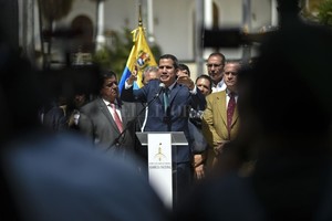 ELLITORAL_237262 |  Télam Juan Guaido habló ante la prensa y acusó al presidente Maduro de intentar transferir ilícitamente dinero de las arcas públicas.