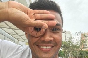 ELLITORAL_234077 |  Archivo Lo quiere Comesaña.  Nosotros con mi padre vamos con Teo hasta el fin del mundo , había deslizado Alejandro Comesaña en una nota exclusiva con El Litoral, la primera a un medio de Santa Fe hace dos semanas. Ahora, en medio del receso, el DT habló con el delantero y Colón acercó una oferta para traerlo a préstamo. Es muy fuerte el vínculo de Comesaña con  Teo  Gutiérrez.