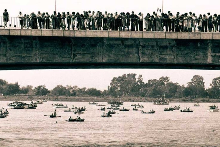 ELLITORAL_367170 |  Archivo El Litoral Maratón. La imagen corresponde a una edición de la tradicional maratón acuática Santa Fe-Coronda, en la que muchos espectadores utilizan el puente como balcón para disfrutar del evento mundial de aguas abiertas.