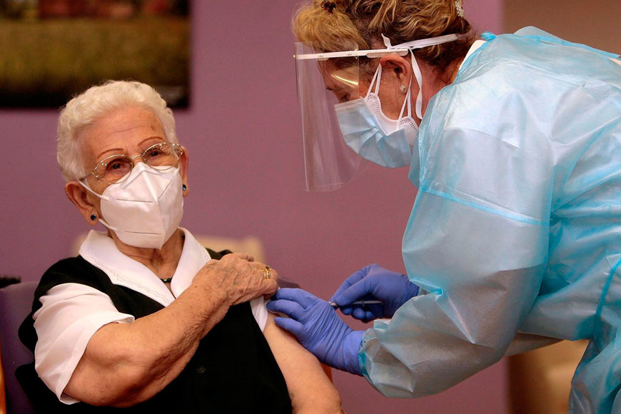 ELLITORAL_346383 |  Gentileza. Una mujer de 96 años fue la primera en recibir la vacuna contra el Covid-19 en España