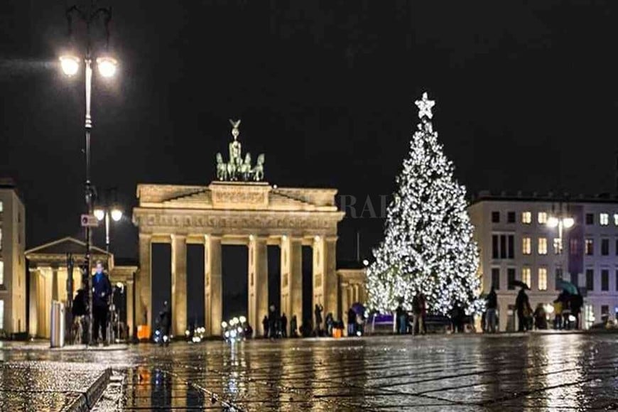 ELLITORAL_346112 |  Agencias La monumental Plaza de San Pedro, iluminada con su gran árbol de Navidad, estaba totalmente desierta.