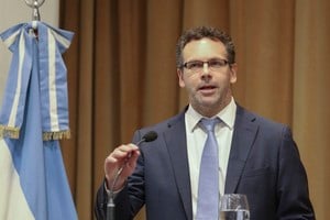 ELLITORAL_224571 |  Archivo zzzznacp2NOTICIAS ARGENTINAS BAIRES, SEPTIEMBRE 26: El presidente del Banco Central, Guido Sandleris, anunció esta tarde que su administración implementará "medidas para resolver la inflación" ya que es "el objetivo primario" de la autoridad monetaria. Foto NA: MARIANO SANCHEZzzzz