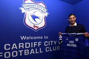ELLITORAL_235814 |  Twitter Con su nuevo club. La tradicional foto del Twitter oficial de cada club: Emiliano Sala ya es refuerzo del Cardiff City de Gales en la Premier League.