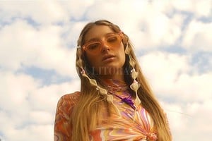 ELLITORAL_399193 |  Gentileza producción El videoclip, dirigido por Guido Morán, muestra a Yami tratando de llegar a su destino haciendo dedo; hasta que es ella misma quien se rescata y se ofrece a  llevarse .