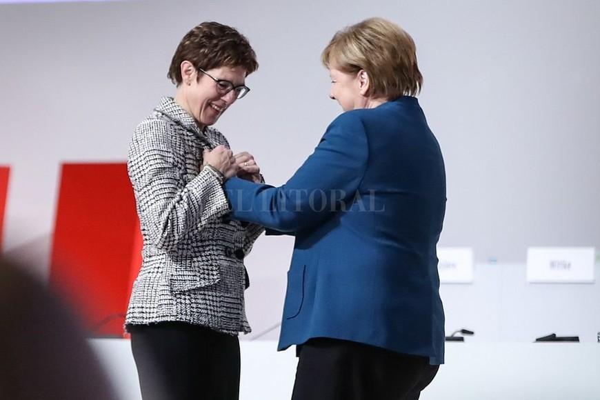 ELLITORAL_231982 |  Xinhua Annegret Kramp-Karrenbauer y Angela Merkel.