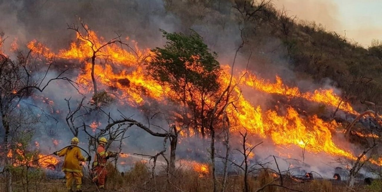 La caída de rayos generó dos nuevos incendios en las sierras de Córdoba