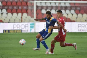 ELLITORAL_378299 |  Pablo Aguirre El mejor partido de Nani en Unión, en el triunfo contra Boca por la Copa de la Liga Profesional. En la imagen, marcando a Tevez.