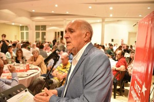 Manuel Alberto Fabatía El doctor Marcelo Martín en el momento de hacer uso de la palabra con parte de la concurrencia que colmó las instalaciones del Sirio Libanés. No nos quedó una sola tarjeta por vender , dijeron los organizadores.