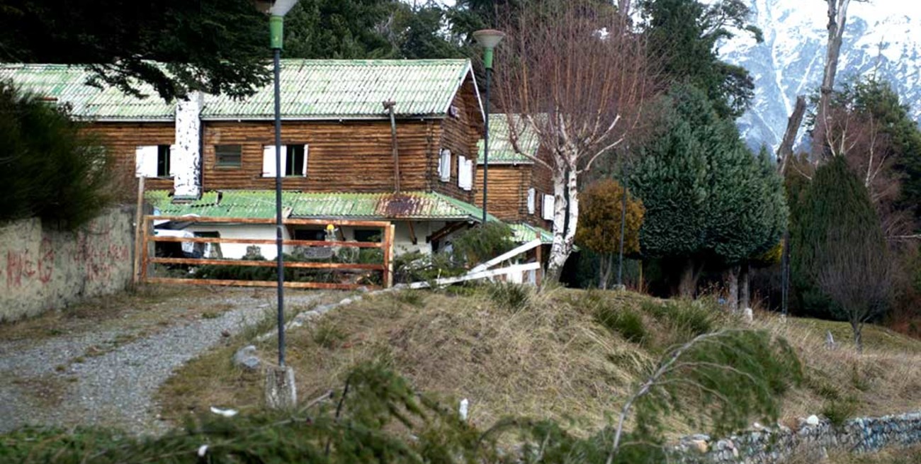 Mapuches destruyeron un hotel e hicieron ahí sus casas