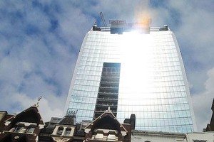 ELLITORAL_411464 |  Captura de Internet Por su forma, los rayos que se reflejan sobre los vidrios que cubren las paredes del edificio construido por Rafael Viñoli en Londres, se concentran sobre la calle alcanzando temperaturas cercanas a los 100°.