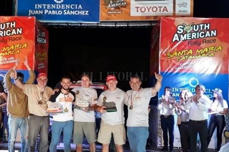 ELLITORAL_286318 |  Gentileza En el podio. El Santa Fe Dakar Team en el momento de la premiación, con los merecidos aplausos de la gente en el Anfiteatro Santa María, en Catamarca.