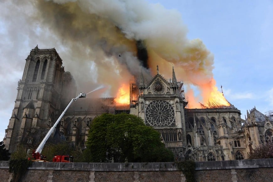 ELLITORAL_244274 |  DPA HANDOUT - 15 April 2019, France, Paris: A picture released by French Ministry of the Interior shows smoke and flames rising from the landmark Notre-Dame Cathedral as fire brigades try to extinguish a fire that has broken out in the Cathedral, potentially caused by renovation works. Photo: -/Ministry of the Interior/dpa - ATTENTION: editorial use only and only if the credit mentioned above is referenced in full