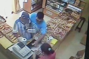ELLITORAL_126811 |  Capturas video panaderías Santa Teresita En la secuencia se observa el accionar de los delincuentes. La sucursal de San Jerónimo y Mariano Comas es una de las más castigadas.