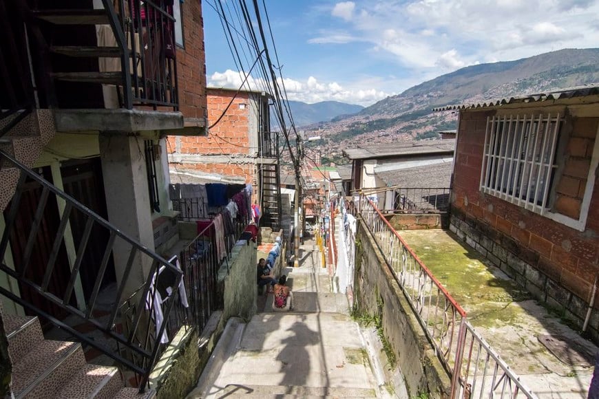 ELLITORAL_230882 |  DPA 21 noviembre 2018, Colombia, Medellin: El barrio "Pablo Escobar". En una colina de Medellín se encuentra una urbanización de amplias casas con jardín, suelos en baldosa y colores relucientes, donde habitan poco más de 16.000 personas que todavía hoy, 25 años después de la muerte de Pablo Escobar, recuerdan con religiosidad al capo que les brindó un techo a los "más necesitados".
(Vinculado al texto de dpa ""Pablo Escobar", el barrio que rinde culto al capo del narcotráfico" del 27/11/2018) Foto: Daniel Romero/dpa +++ dpa-fotografia +++