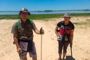Gentileza Pasión. Ramiro Brunetti y Diana Crisman utilizan detectores de metales que llevan cuatro pilas, y tienen una bobina que va dando señales de cuándo hay que sacar algún metal enterrado.