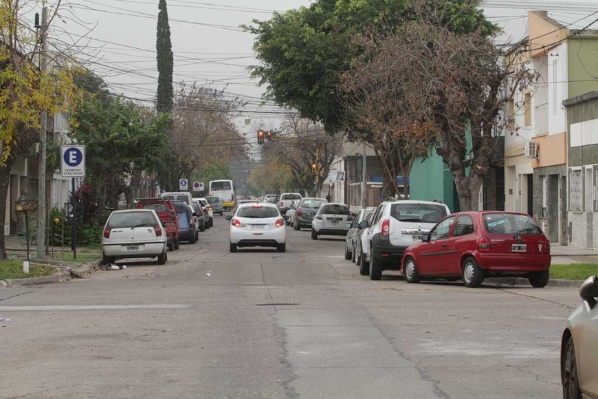 ELLITORAL_248802 |  Mauricio Garín Esquina. Cuando ya no queda lugar ni en la mano izquierda, estacionan los autos en las esquinas.