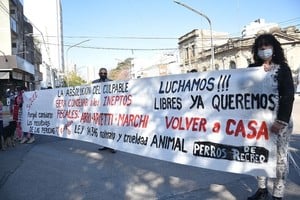 Archivo El Litoral / Manuel Fabatía Manifestación de defensores de los derechos de los animales.