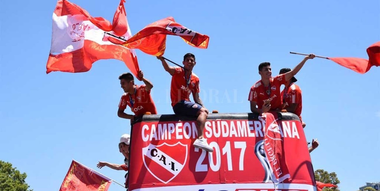 Independiente regresó al país y siguen los festejos