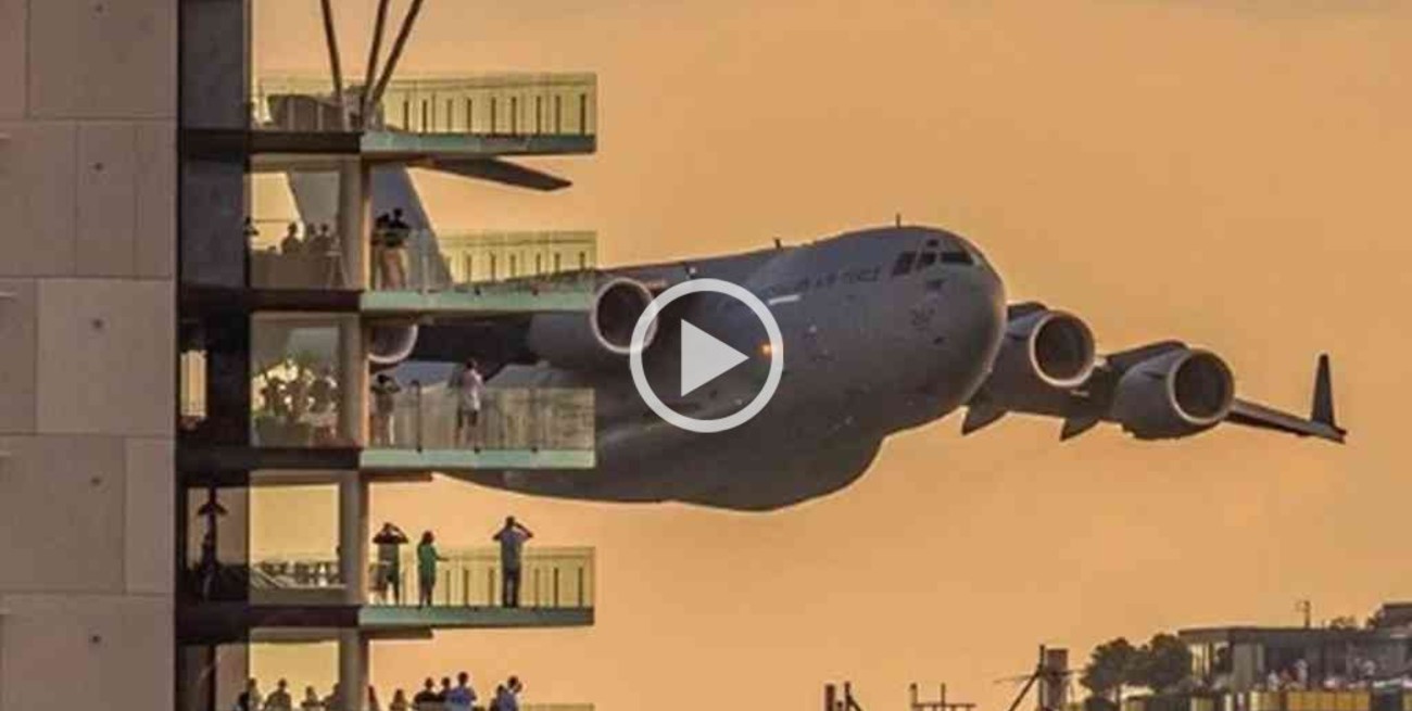 Video: un avión militar realizó un sorprendente vuelo sobre una ciudad australiana