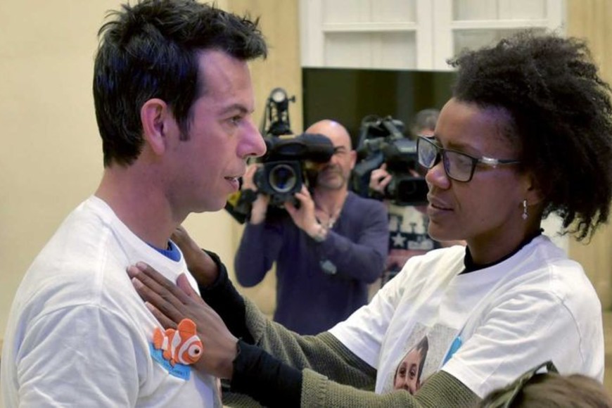 ELLITORAL_205677 |  BBC Mundo La presunta asesina junto al padre del niño. La actitud  hipócrita  generó indignación en los ciudadanos que siguen el caso.