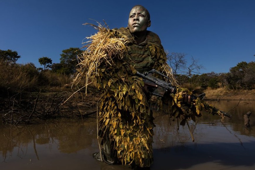 ELLITORAL_238851 |  Brent Stirton - Getty Images Petronella Chigumbura, que forma parte de un grupo de guardabosques, compuesto solo por mujeres, que persigue a cazadores furtivos en el parque natural de Phundundu, en Zimbabue