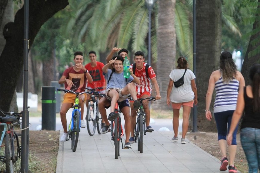 ELLITORAL_205599 |  Pablo Aguirre Un riesgo. Los chicos andando en bicicleta, algo que está prohibido ya que el Paseo pasó a ser exclusivo como peatonal.