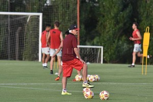 Manuel Fabatía Pisó la pelota. Julio Comesaña fue cauto al referirse a los posibles refuerzos para su plantel. Sólo admitió que espera que hoy se sume el defensor colombiano Andrés Cadavid.