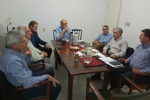 ELLITORAL_277731 |  Captura digital Una imagen. En un momento de las conversaciones hubo un registro fotográfico y ninguna sonrisa.