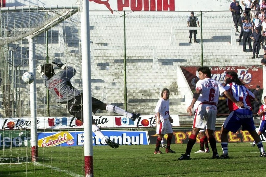 ELLITORAL_324920 |  Alejandro Villar / Archivo El Litoral En su vuelta al club, el gol que le hace a Huracán en la victoria por 3 a 1 que le complicó el ascenso al Globo.