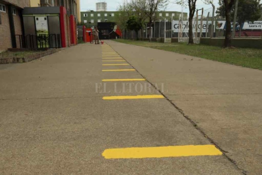 ELLITORAL_406138 |  Milagros Giménez Belotti Todo listo para votar. En la recorrida que realizó El Litoral por el estadio Brigadier López ya se puede advertir como el club se prepara para dos grandes acontecimientos: las elecciones del domingo y la vuelta del público frente a Banfield. La marca en el piso, para hacer la fila el domingo, camino a las urnas.