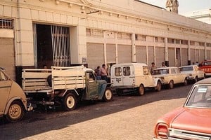 ELLITORAL_433421 |  Wikimedia El Mercado Central sobre Cortada Bustamante. Antes de que llegara la desolada y estólida Plaza del Soldado allí funcionaba un boliche.