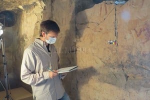 El arqueólogo santafesino en la antigua tumba, tomando registros documentales. El trabajo demandó un mes y medio.