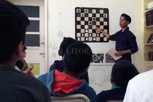 ELLITORAL_234825 |  Gentileza Profesor. Atahualpa Larrea, el niño que se hizo famoso tras la inundación de 2003, aprendió a jugar al ajedrez en la escuela que hoy preside y donde además es profesor.