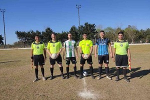 ELLITORAL_400903 |  Gentileza Prensa Liga Esperancina Los árbitros y capitanes. Así se presentó la fecha 6 del torneo de la Liga Esperancina.